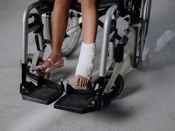 Potrebujú bežní ľudia aj na mieru prispôsobené invalidné vozíky? Aký je rozdiel medzi bežným invalidným vozíkom a vlastným?